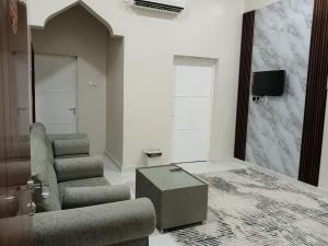 Una habitación con dos sillas y una mesa y un televisor. en ولاية سناو, en Distah 16 fotos más