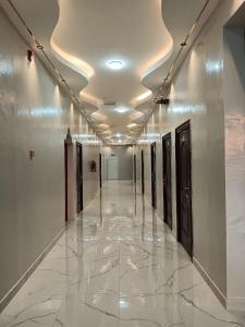 pasillo con paredes blancas y suelo de baldosa blanca en ولاية سناو, en Distah