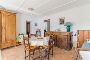 eine Küche und ein Esszimmer mit Tisch und Stühlen in der Unterkunft L'amourié 1er étage pour 5pers in Sainte-Croix-de-Verdon