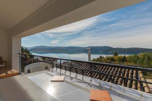 ein Balkon mit Blick auf ein Gewässer in der Unterkunft L'amourié 1er étage pour 5pers in Sainte-Croix-de-Verdon