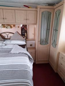 Postel nebo postele na pokoji v ubytování Cosy 6 Berth Caravan At Naze Marine Holiday Park In Essex Ref 17042Sw + 10 fotografií