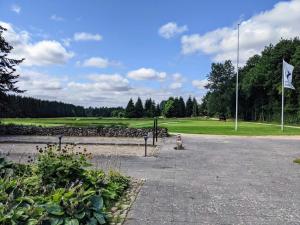 een park met een vlag en een golfbaan bij 8 person holiday home in Silkeborg in Silkeborg