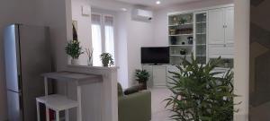 ヴィテルボにあるAlloggio turistico CASA VERDE CASAの鉢植えのリビングルーム(テレビ付)