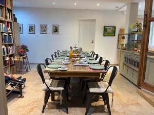 Hommikusöögiga majutusasutuse raamatukogu