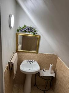 Koupelna v ubytování BedRoom with half bathroom