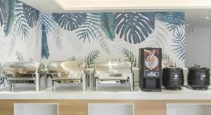 een rij kappersstoelen in een wachtkamer bij GreenTree Inn Express Taizhou Jiangyan Hardware City in Hudai