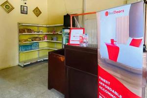 a shop with a cash register in a room at RedDoorz Syariah near T1 Juanda Airport 2 in Surabaya