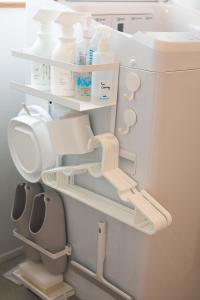 un frigorifero pieno di tante bottiglie di latte di Mother River Stays -Stream Inn Shibetsu- Vacation Home, Gateway to Shiretoko & Nemuro Strait a Shibetsu