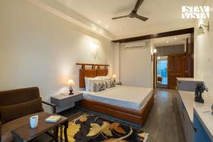 Postel nebo postele na pokoji v ubytování StayVista at The Elmstone with Bonfire, BBQ