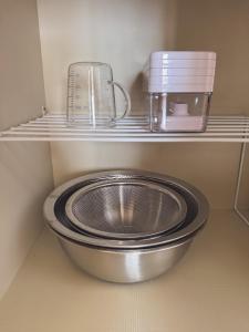 una cucina con una ciotola e un frullatore su uno scaffale di Mother River Stays -Stream Inn Shibetsu- Vacation Home, Gateway to Shiretoko & Nemuro Strait a Shibetsu Altre 48 foto