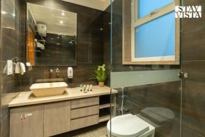 Koupelna v ubytování StayVista at The Elmstone with Bonfire, BBQ