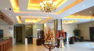 een lobby van een winkel met een kroonluchter bij GreenTree Inn Nantong Haian Kaifa District Express Hotel in Maotangqiao