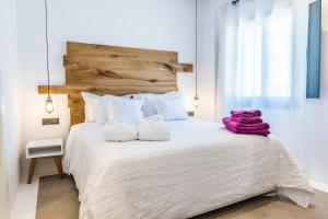 Postel nebo postele na pokoji v ubytování Portes Suites & Villas Mykonos