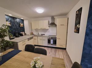 因斯布鲁克Grand Central Apartment的带桌子的厨房和餐厅