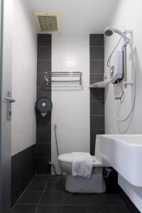 Un baño con un inodoro blanco y un lavabo. en T Hotel Kuala Perlis, en Kuala Perlis 48 fotos más