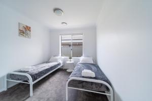 Postel nebo postele na pokoji v ubytování Fresh Built Spacious Retreat