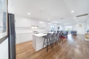 Kuchyň nebo kuchyňský kout v ubytování Fresh Built Spacious Retreat