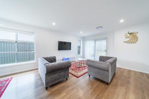 TV a/nebo společenská místnost v ubytování Fresh Built Spacious Retreat