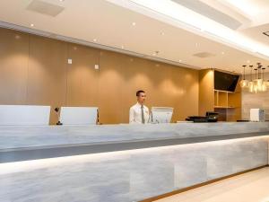 een man die voor een vergaderzaal staat bij City Comfort Inn Beiliu Bus Terminal in Beiliu