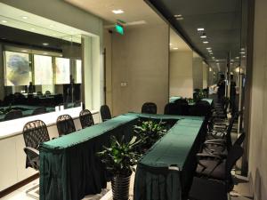 een conferentieruimte met een lange tafel en stoelen bij Jinjiang Inn Shanghai Qingpu in Qingpu