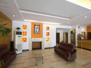 een lobby met twee leren stoelen en een open haard bij Jinjiang Inn Select Shanghai Pudong Airport in Shanghai