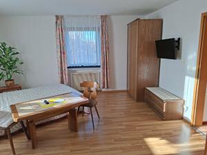 Μια τηλεόραση ή/και κέντρο ψυχαγωγίας στο Gästezimmer Hagenschieß Restaurant