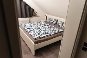 ein kleines Schlafzimmer mit einem Bett in einem Zimmer in der Unterkunft Strandnahe Ferienwohnung Nordsee Oase Whg. 1 in Cuxhaven