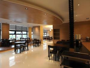 Un comedor con mesas y sillas de madera. en Business Design Hotel LUV, en Incheon