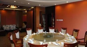 een grote kamer met een grote tafel en stoelen bij GreenTree Inn Zibo Renmin Park in Zibo