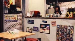 una habitación con una mesa y carteles en la pared en Remember Loei Love, en Chiang Khan 68 fotos más