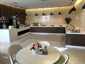 een keuken met een tafel met bloemen erop bij Jinjiang Inn Select Xuzhou Suining Middle Yuanfu Road in Sui-ning-hsien