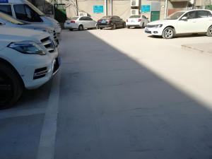 een rij geparkeerde auto's geparkeerd op een parkeerplaats bij Jinjiang Inn Select Xuzhou Suining Middle Yuanfu Road in Sui-ning-hsien