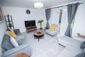 Posezení v ubytování PG stays Spacious Entire 5 Bed house with Garden