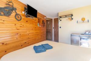 Ένα ή περισσότερα κρεβάτια σε δωμάτιο στο Les Fenières