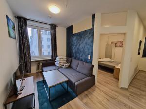 因斯布鲁克Grand Central Apartment的客厅里有一张沙发和一张桌子。