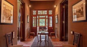 un pasillo con una mesa y sillas en una casa en Craigbank Nuwaraeliya, en Nuwara Eliya 117 fotos más