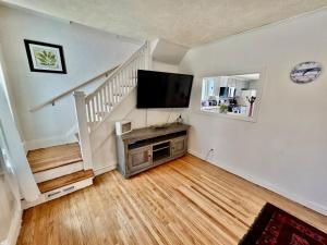 Kuchyň nebo kuchyňský kout v ubytování Cozy Rochester Stay 2br Backyard Patioworkspace