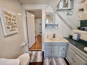 Kuchyň nebo kuchyňský kout v ubytování Cozy Rochester Stay 2br Backyard Patioworkspace + 14 fotografií