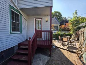 Balkón nebo terasa v ubytování Cozy Rochester Stay 2br Backyard Patioworkspace