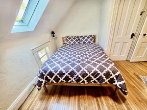 Postel nebo postele na pokoji v ubytování Cozy Rochester Stay 2br Backyard Patioworkspace