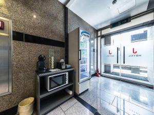 een keuken met een magnetron en een raam bij Hotel J Suwon in Suwŏn-yŏk