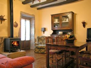 uma sala de estar com uma mesa e uma lareira em Casa Rural Petisansenea II em Zuaztoy de Azpilcueta