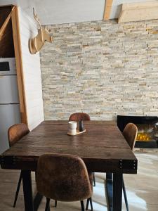 ein Holztisch mit Stühlen und einer Kaffeetasse darauf in der Unterkunft Chalet Alpha in Les Angles + 32 Fotos