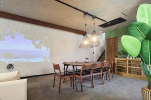 ein Esszimmer mit Tisch und Stühlen in der Unterkunft マイグレ南青山 in Tokio + 16 Fotos