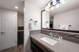 Koupelna v ubytování Days Inn by Wyndham Monterey Downtown + 50 fotografií