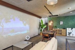 ein Wohnzimmer mit Sofa und Tisch in der Unterkunft マイグレ南青山 in Tokio