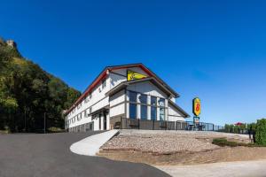 un edificio al costado de una carretera en Super 8 by Wyndham Winona MN, en Winona