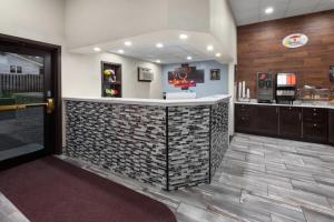 un vestíbulo con bar en una habitación de hotel en Super 8 by Wyndham Winona MN, en Winona