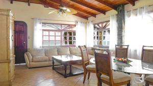 un salon avec un canapé et une table dans l'établissement Host Company Jaco Luxury, à Jacó