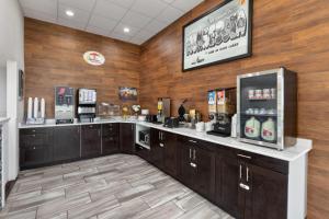 Una cafetería en un restaurante con paredes de madera en Super 8 by Wyndham Winona MN, en Winona